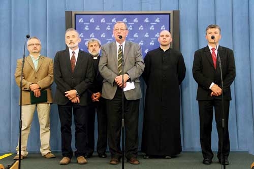 Uczestnicy konferencji (od lewej): Jacek Hilszczański, Mieczysław Gmiter, ks. Leonid Szeszko, Jan Szyszko, ks. Tomasz Duszkiewicz, Tomasz Sołek (Fot. Materiały prasowe PiS)